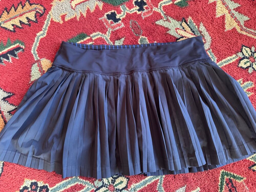 Lululemon skirt with built in spandex navy women’s sz 8